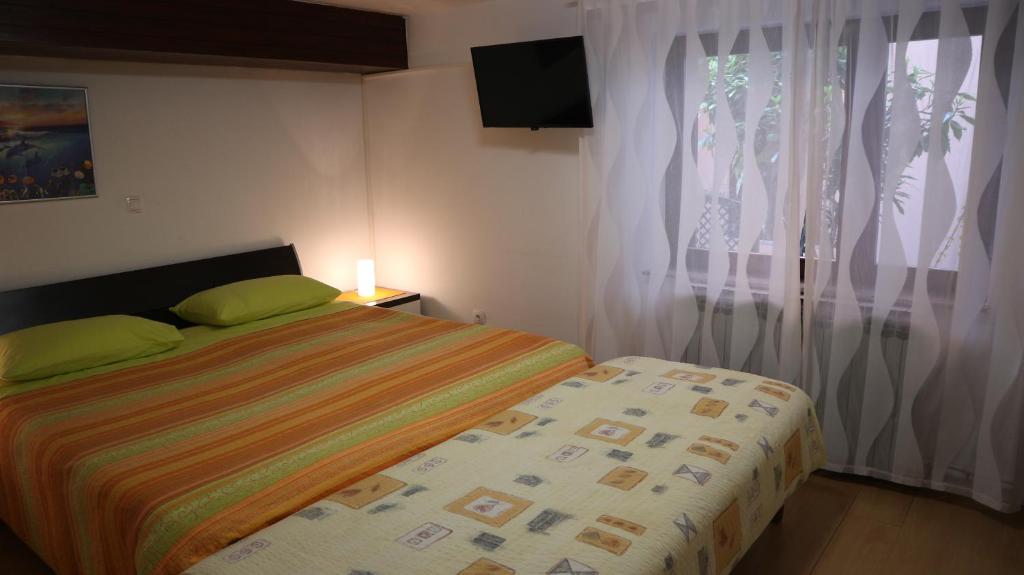 Posteľ alebo postele v izbe v ubytovaní Apartments Komel