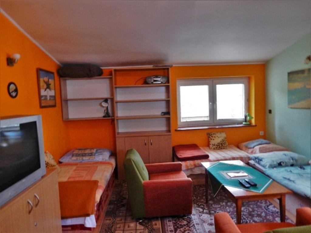 A television and/or entertainment centre at Penzión Bajo