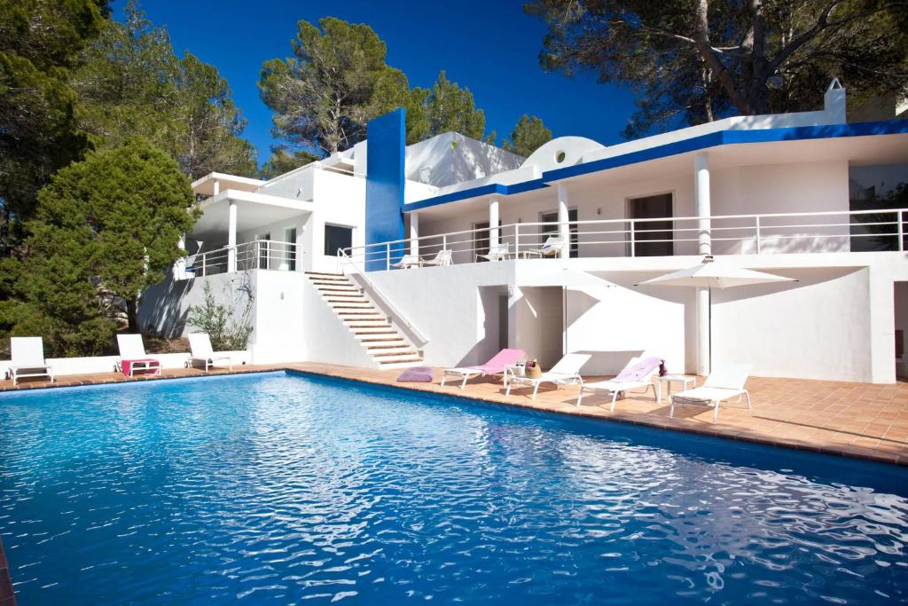 サン・ジョセップ・デ・サ・タライアにあるVILLA CAN HERMANOS: Wifi gratis, piscina privada y vistas al marのスイミングプール付きのヴィラ、家