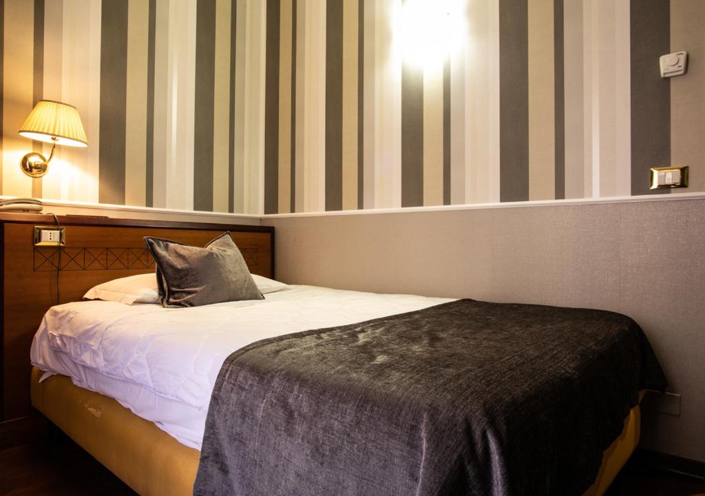 Postel nebo postele na pokoji v ubytování Hotel Astoria