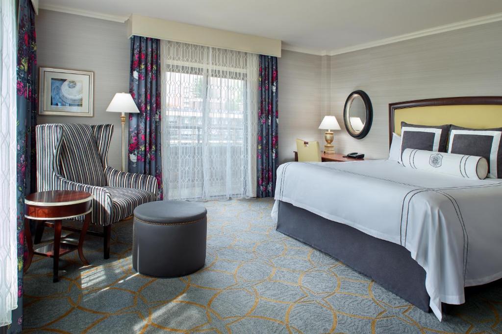 Omni Shoreham Hotel - Traditional Room 1 Queen Bed