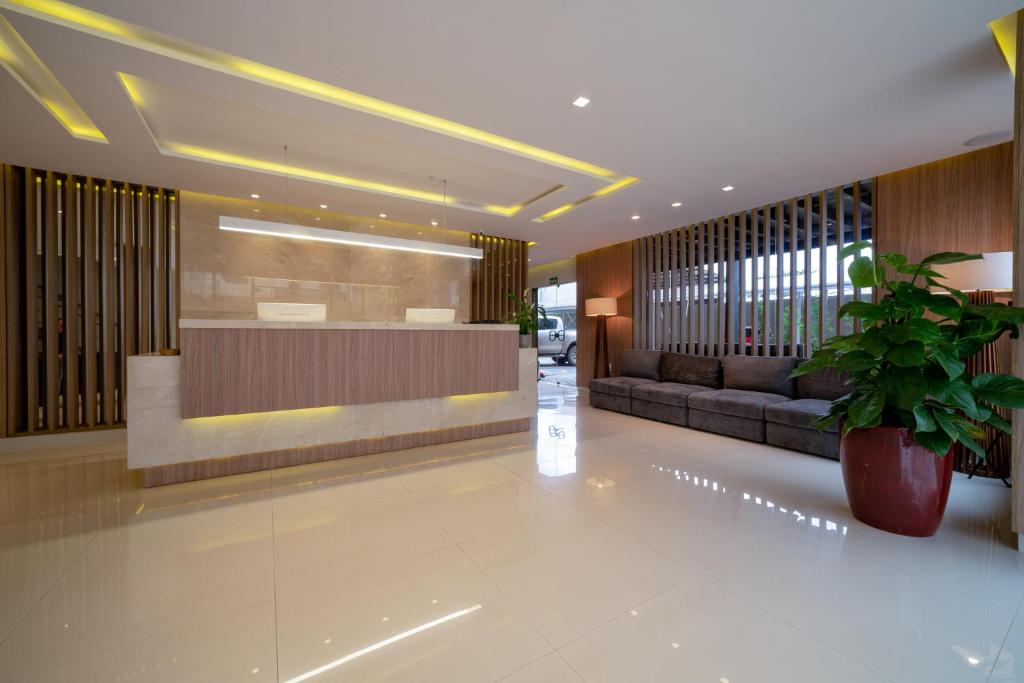 a lobby with a couch and a waiting room at Hotel Porto Madeira in Porto Velho