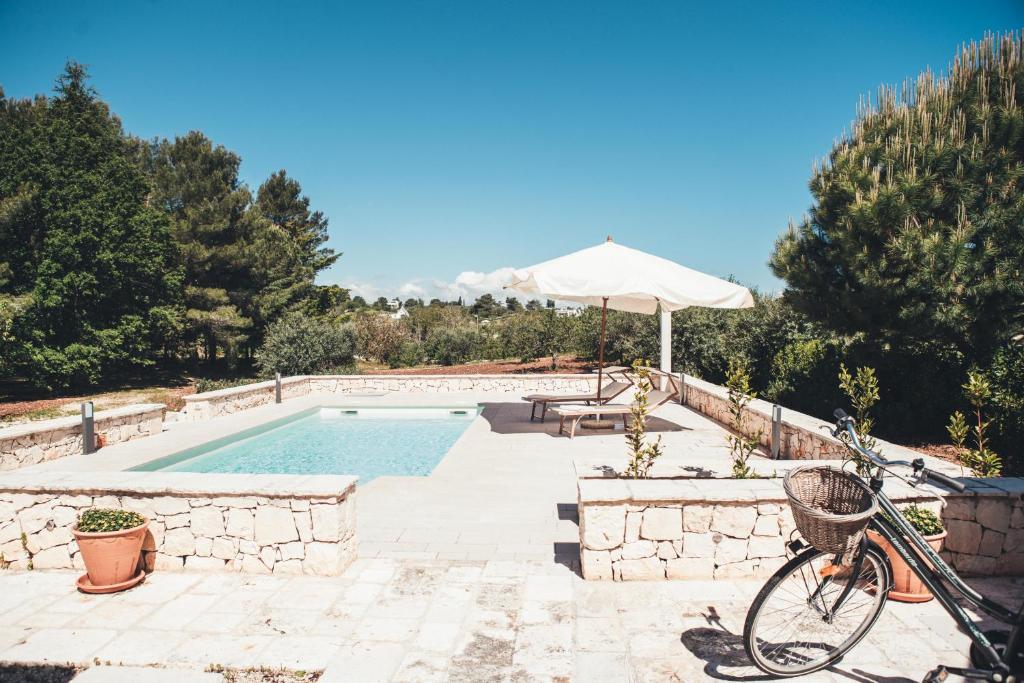 Basen w obiekcie Trullo Grace -Trulli Anti' Charme & Relax lub w pobliżu