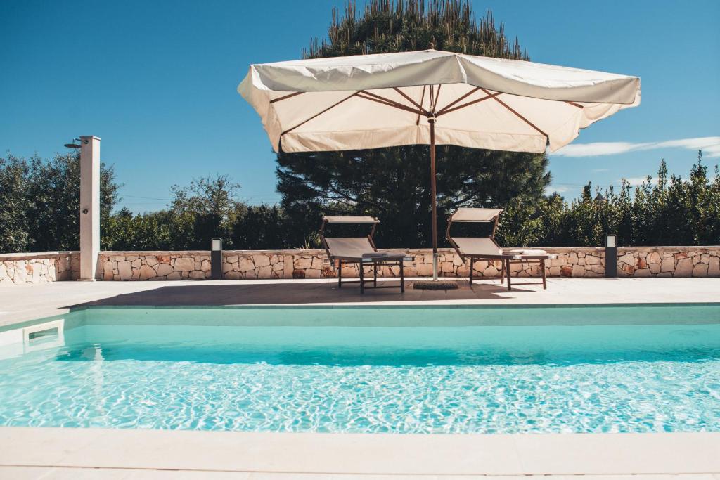 Basen w obiekcie Trullo Grace -Trulli Anti' Charme & Relax lub w pobliżu