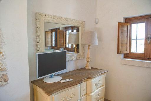 Telewizja i/lub zestaw kina domowego w obiekcie Trullo Grace -Trulli Anti' Charme & Relax