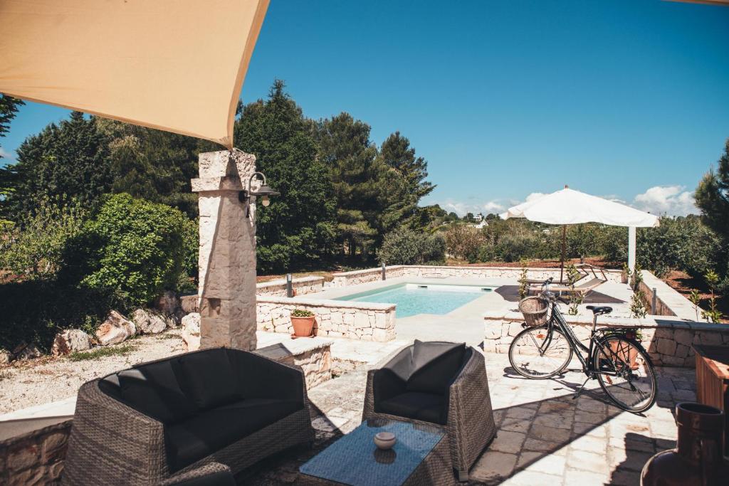 Basen w obiekcie Trullo Grace -Trulli Anti' Charme & Relax lub w pobliżu