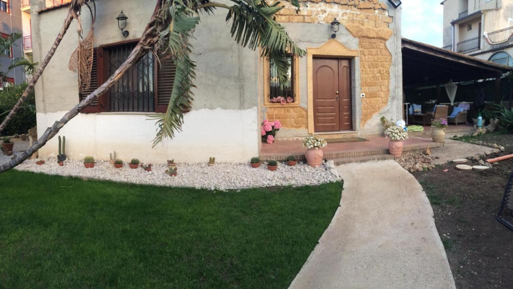 una casa con una puerta y algunas plantas en un patio en Regina Di Girgenti, en Agrigento