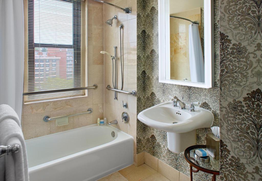 Omni Shoreham Hotel - 