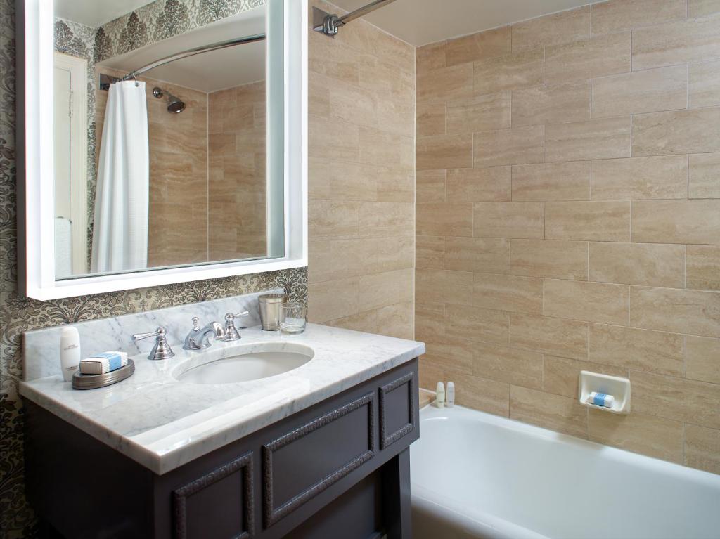 Omni Shoreham Hotel - Traditional Room 1 Double Bed
