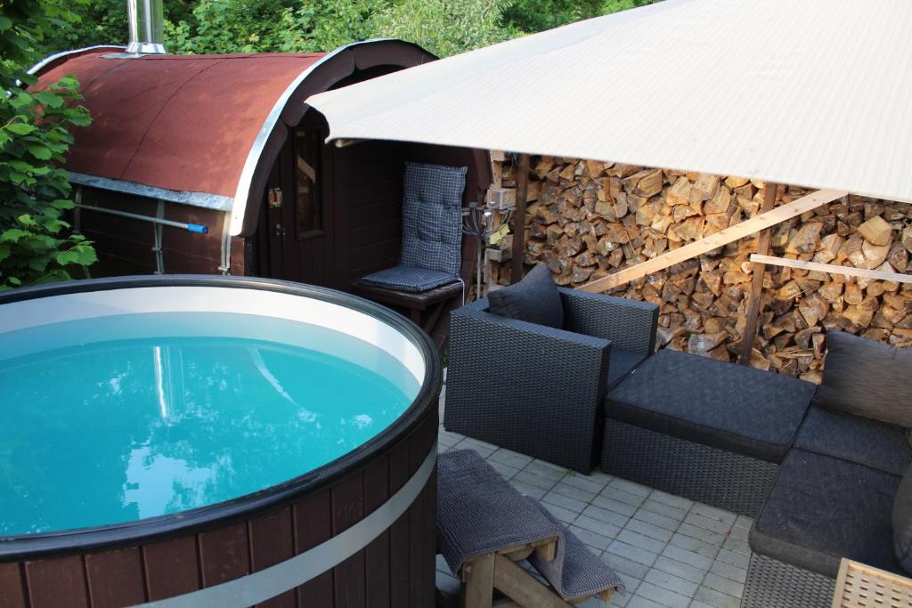 a hot tub in a backyard next to a building at Sommerhausrelaxing für gestreßte Menschen in Spreenhagen