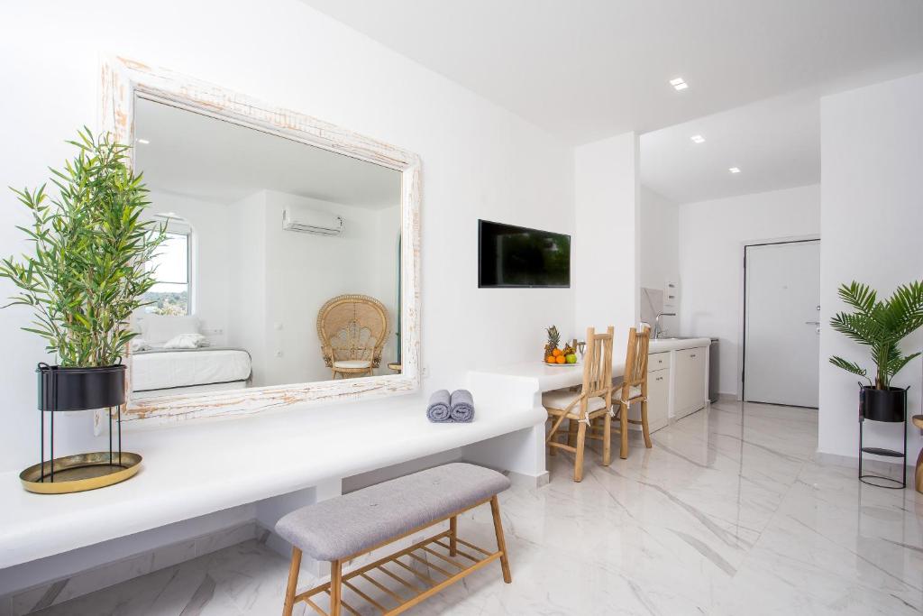 Televízia a/alebo spoločenská miestnosť v ubytovaní Ammos Luxury Suites