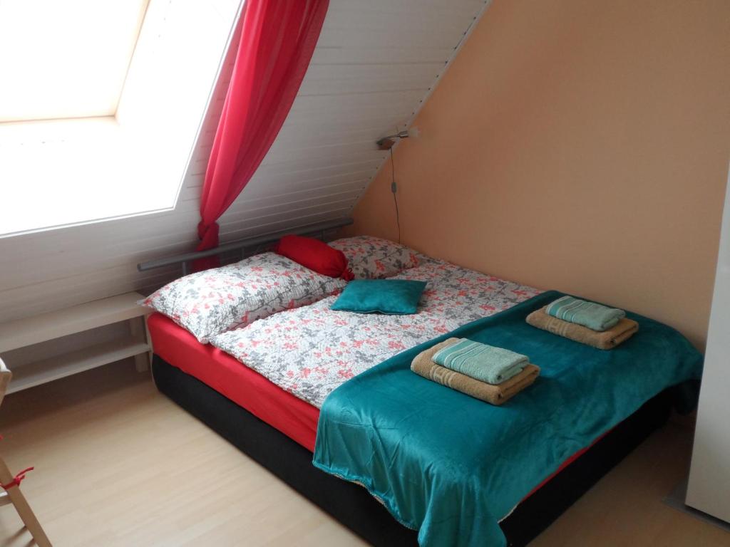 Una cama o camas en una habitación de Gasthof Altes Hammerherrenhaus