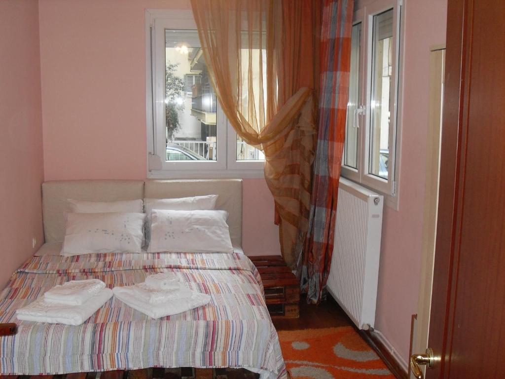 - une petite chambre avec un lit et une fenêtre dans l'établissement Smart choice central & quiet, à Thessalonique