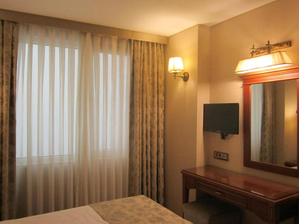 Uma TV ou centro de entretenimento em Hotel Perula & SPA