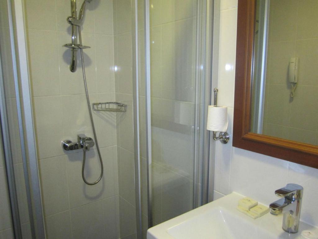 Kylpyhuone majoituspaikassa Hotel Perula