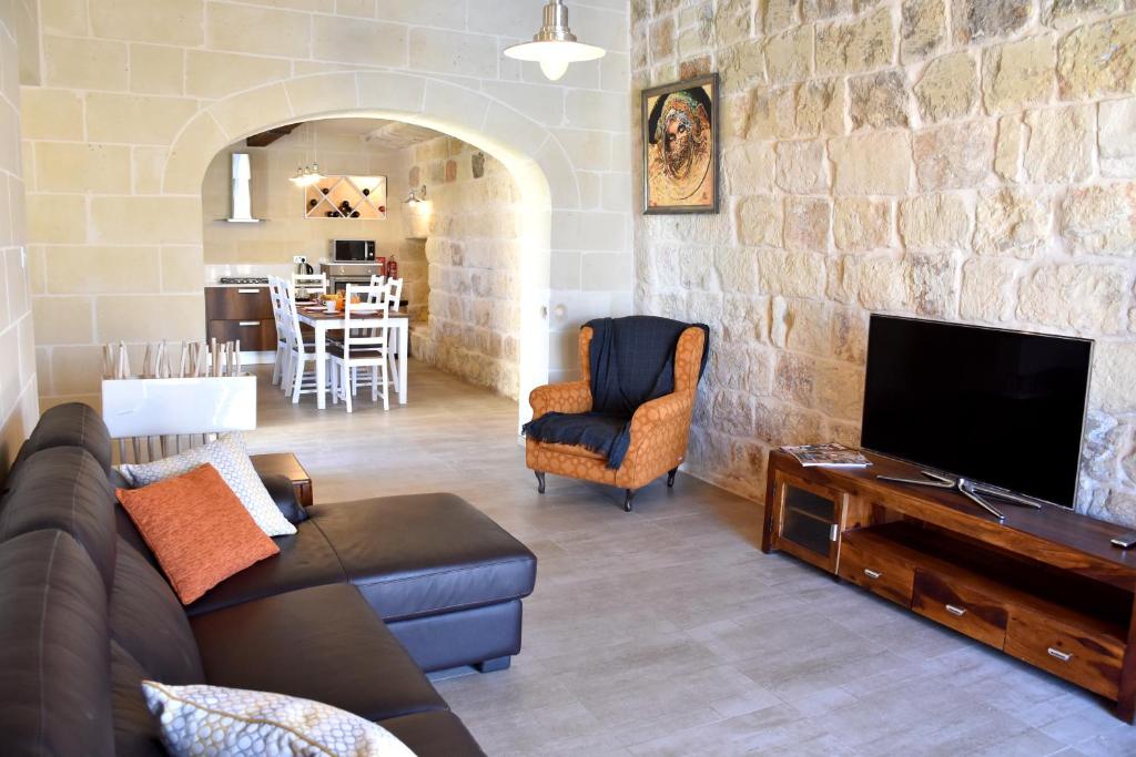TV a/nebo společenská místnost v ubytování Four Winds Farmhouse