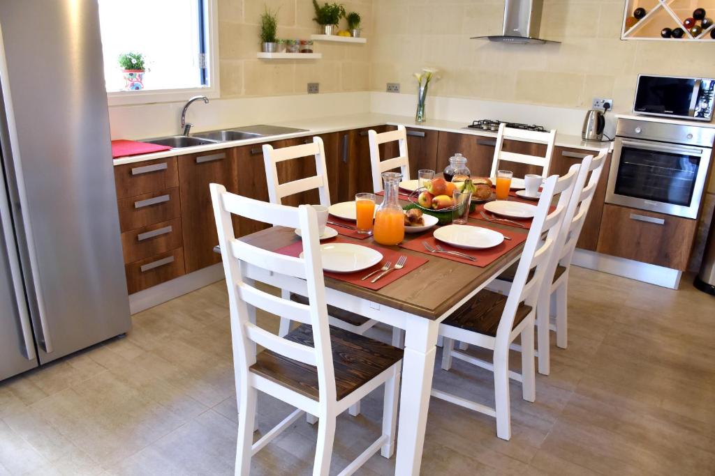 Kuchyň nebo kuchyňský kout v ubytování Four Winds Farmhouse