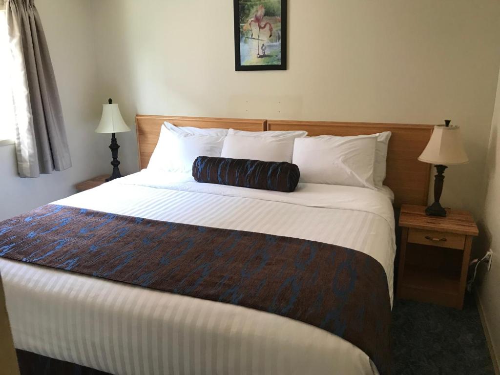 Postel nebo postele na pokoji v ubytování SlumberLodge Hotel