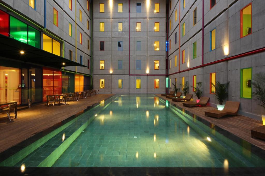 Bazén v ubytování POP! Hotel Kuta Beach nebo v jeho okolí