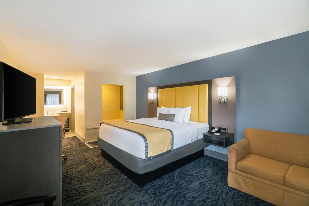 Baymont by Wyndham Franklin - King Suite - Non-Smoking