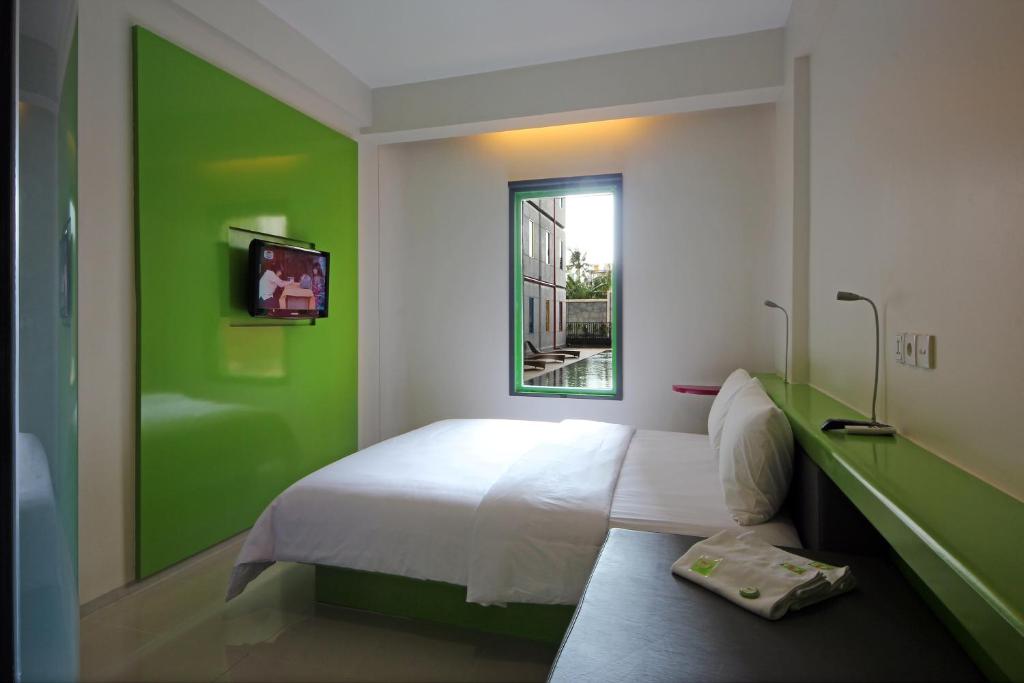 Postel nebo postele na pokoji v ubytování POP! Hotel Kuta Beach