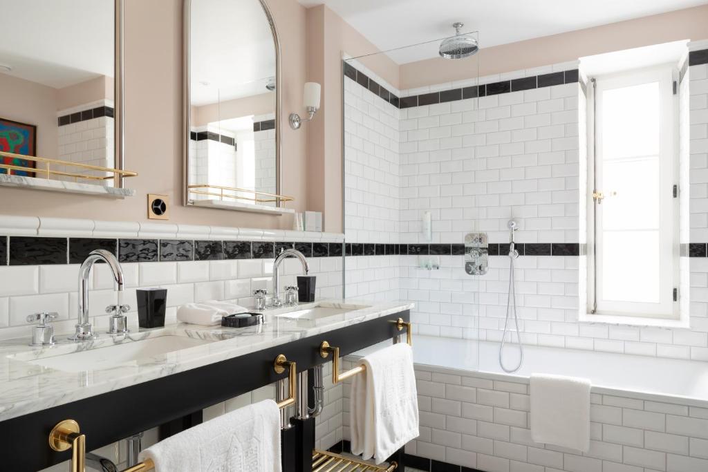 Koupelna v ubytování Hôtel Longemalle