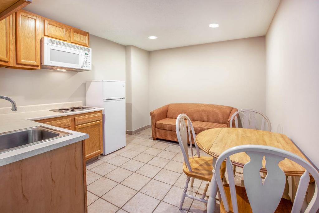 Baymont by Wyndham Grand Rapids Airport photo