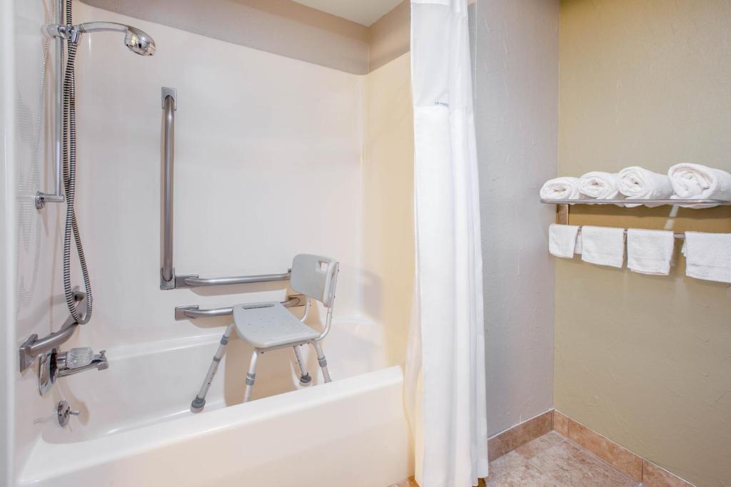 Baymont by Wyndham Grand Rapids Airport photo