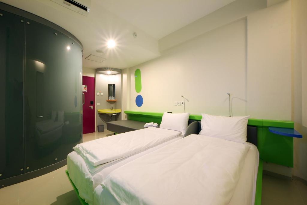 Postel nebo postele na pokoji v ubytování POP! Hotel Kuta Beach