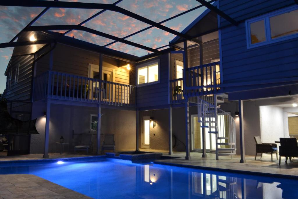 uma casa com piscina em frente a uma casa em Shell Beach - The Treehouse 210 em Sarasota
