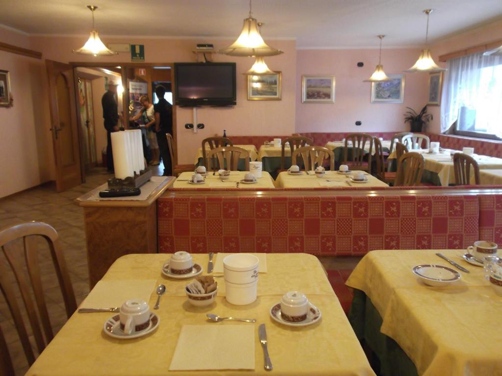Příslušenství pro přípravu čaje a kávy v ubytování Hotel Adele