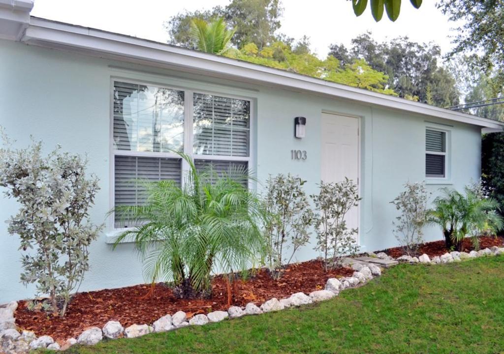 uma casa branca com árvores em frente em One Ocean - B 1103 em Sarasota