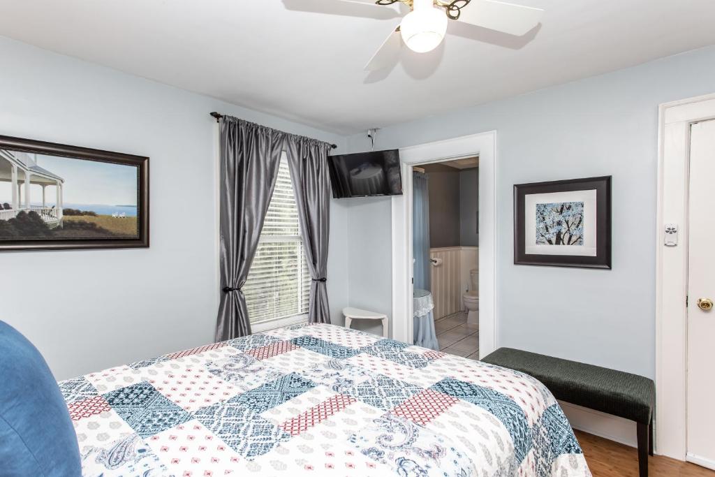 a bedroom with a bed and a ceiling fan at Ambiance By The Falls B&B in Niagara Falls