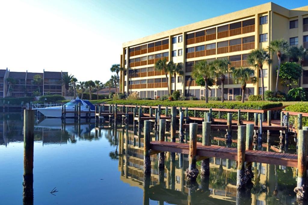 um edifício com uma marina ao lado de uma massa de água em Midnight Cove 6327 #725 em Sarasota
