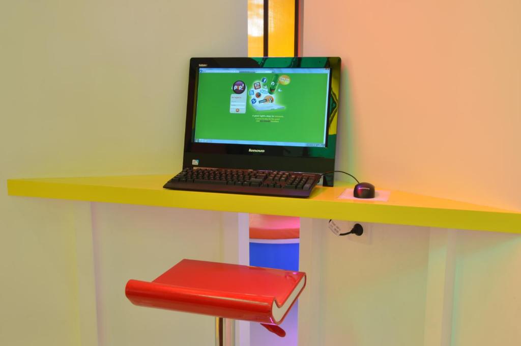 TV a/nebo společenská místnost v ubytování POP! Hotel Kuta Beach