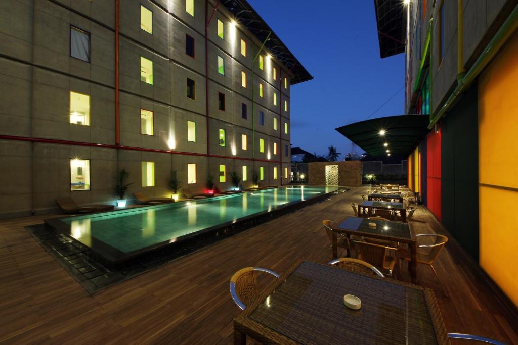 Bazén v ubytování POP! Hotel Kuta Beach nebo v jeho okolí