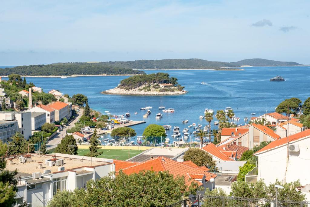 een uitzicht op een stad met boten in het water bij Villa Mili in Hvar