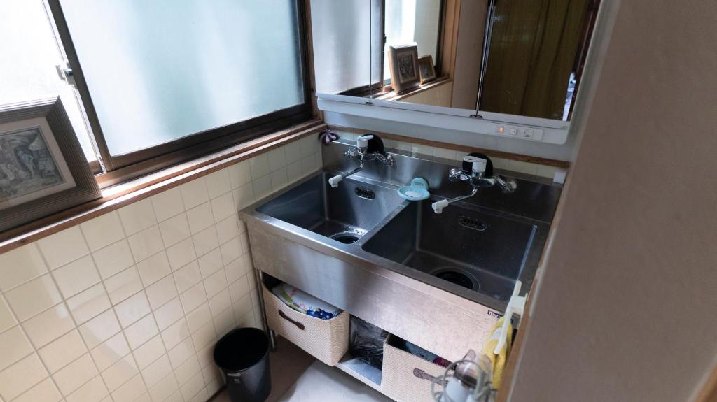 Kuchyň nebo kuchyňský kout v ubytování private accommodation with no meals included 隠岐貸切古民家宿くすぶるハウス