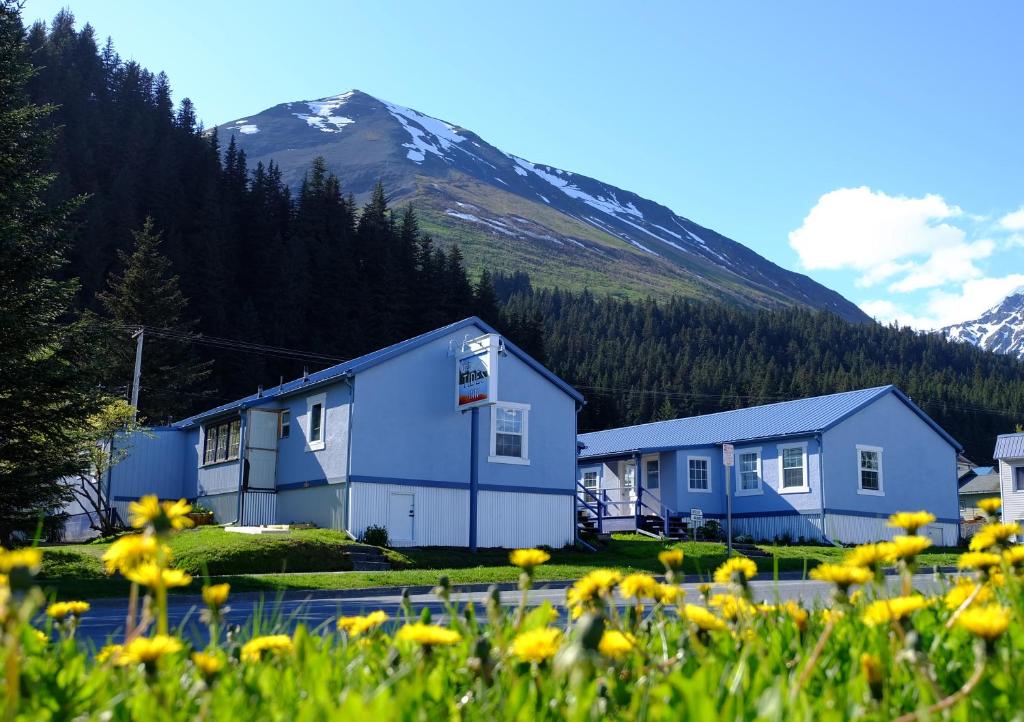 um grupo de casas em frente a uma montanha em The Tides Inn em Seward