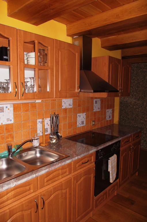 Kuchyň nebo kuchyňský kout v ubytování Tölgyfakuckó apartman