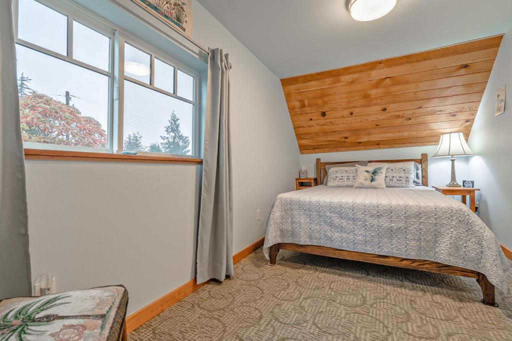 Säng eller sängar i ett rum på UPSTAIRS Alki Beach APARTMENT - Seattle -Historic-1858
