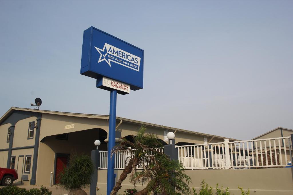 una señal para un hotel marriott en frente de un edificio en Americas Best Value Inn Port Aransas, en Port Aransas