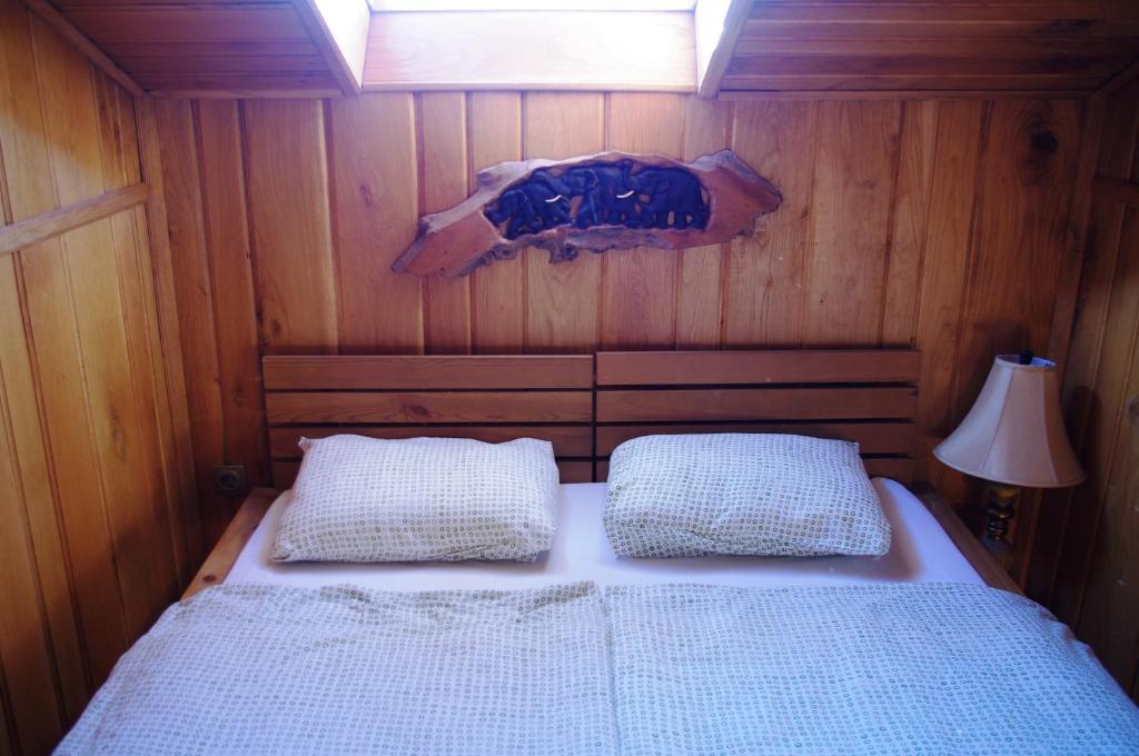 Postel nebo postele na pokoji v ubytování Tölgyfakuckó apartman