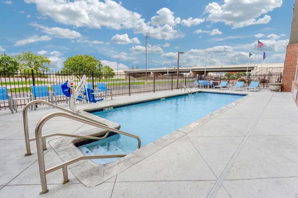 La Quinta by Wyndham Wichita Airport photo