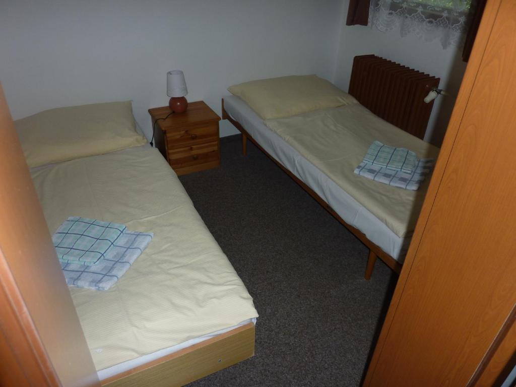 Postel nebo postele na pokoji v ubytování Hotel Flora Dolní Mísečky