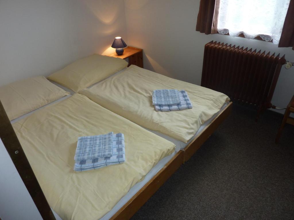 Postel nebo postele na pokoji v ubytování Hotel Flora Dolní Mísečky
