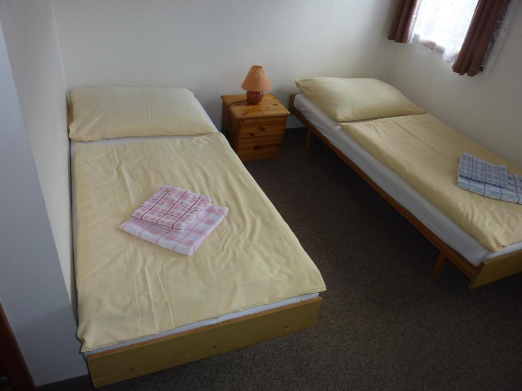 Postel nebo postele na pokoji v ubytování Hotel Flora Dolní Mísečky