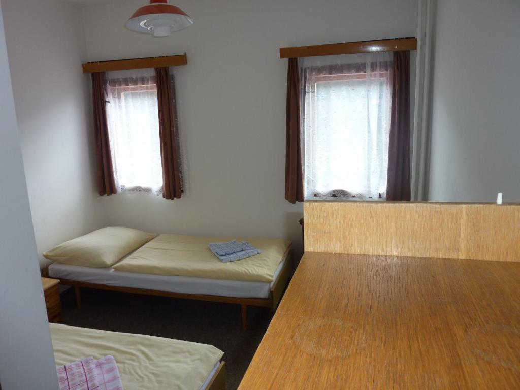 Postel nebo postele na pokoji v ubytování Hotel Flora Dolní Mísečky