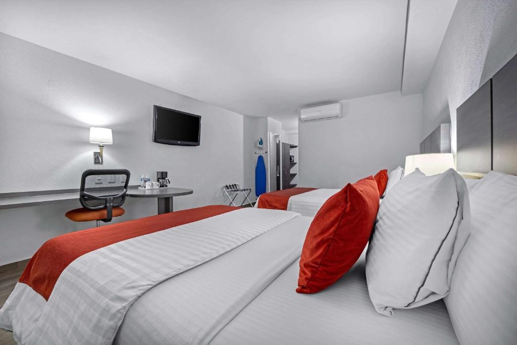 Postel nebo postele na pokoji v ubytování Hotel BeWow Querétaro