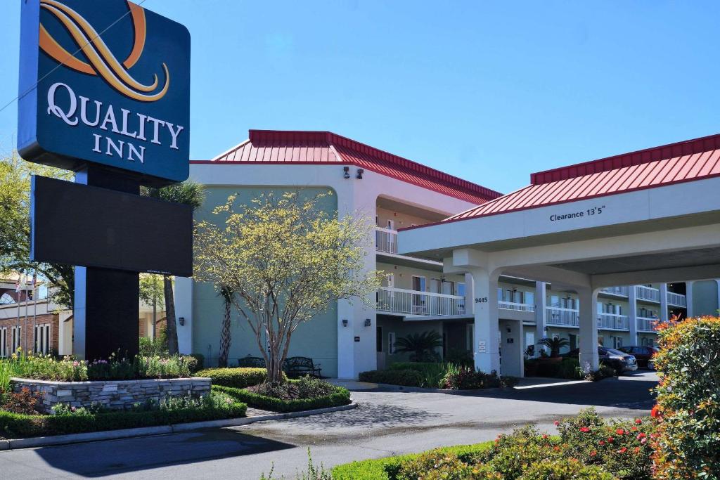 a walney inn sign in front of a building at Quality Inn Gulfport I-10 in Gulfport